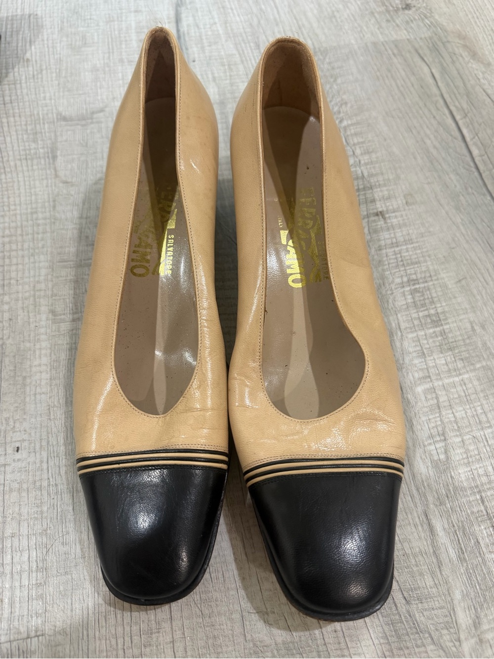 Chunky Toe Two-Tone Leather Pumps - Beige and Black